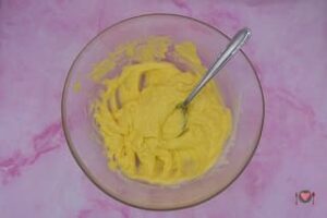 Dolce freddo con crema al burro ( pronto in 25 minuti ) La foto raffigurante l'aggiunta della fialetta di aroma, per la preparazione del dolce freddo con crema al burro