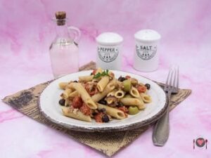 Pasta fredda ceci e tonno ( in appena 25 minuti ) La foto raffigurante la pasta fredda ceci e tonno condita con un filo di olio