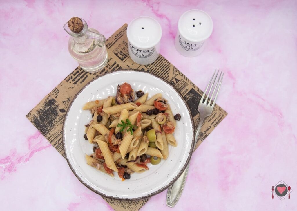 Pasta fredda ceci e tonno ( in appena 25 minuti ) La foto raffigurante la ricetta estiva della pasta fredda ceci e tonno.