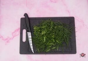 Frittata con gli agretti ( gustala in 25 minuti ) La foto raffigurante gli agretti tagliati, per la preparazione della frittata con gli agretti