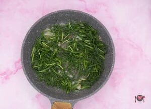 Frittata con gli agretti ( gustala in 25 minuti ) La foto raffigurante gli agretti aggiunti al soffritto, per la preparazione della frittata con gli agretti
