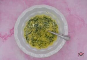 Frittata con gli agretti ( gustala in 25 minuti ) La foto raffigurante tutti gli ingredienti mescolati, per la preparazione della frittata con gli agretti