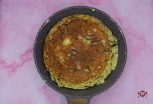 Frittata con gli agretti ( gustala in 25 minuti ) La foto raffigurante la frittata rappresa da un lato, per la preparazione della frittata con gli agretti