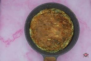 Frittata con gli agretti ( gustala in 25 minuti ) La foto raffigurante la frittata rappresa dall'altra parte, per la preparazione della frittata con gli agretti