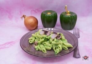 Pasta con crema di piselli e pancetta ( in soli 40 minuti ) La foto raffigurante la ricetta della pasta con crema di piselli e pancetta