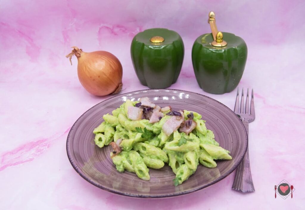 Pasta con crema di piselli e pancetta ( in soli 40 minuti ) La foto raffigurante la pasta con crema di piselli e pancetta croccante.