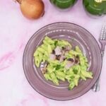 Pasta con crema di piselli e pancetta ( in soli 40 minuti ) La foto raffigurante la ricetta veloce della pasta con crema di piselli e pancetta