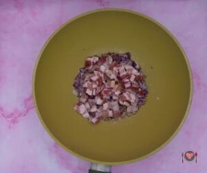 Pasta con crema di piselli e pancetta ( in soli 40 minuti ) La foto raffigurante l'aggiunta della pancetta, per la preparazione della pasta con crema di piselli e pancetta