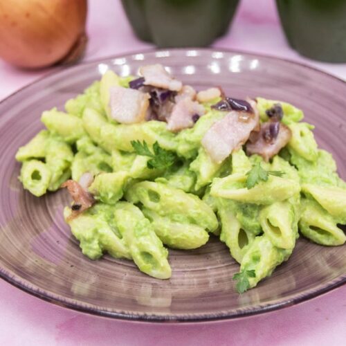 La foto raffigurante la pasta con crema di piselli e pancetta