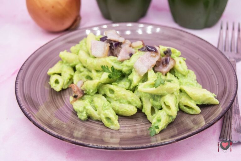 Home page La foto raffigurante la pasta con crema di piselli e pancetta