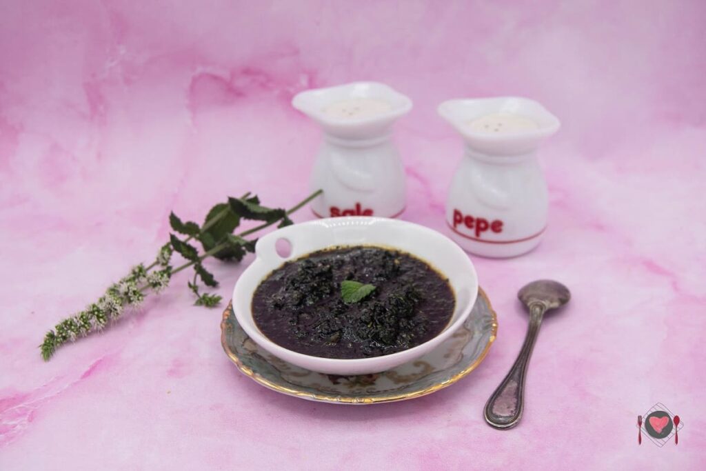 Salsa alla menta e prezzemolo ( ti bastano solo 10 minuti ) La foto raffigurante la salsa alla menta e prezzemolo, senza cottura.