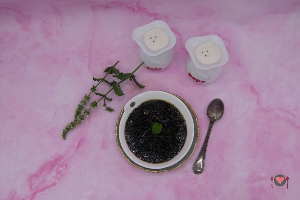 Salsa alla menta e prezzemolo ( ti bastano solo 10 minuti ) La foto raffigurante la salsa aromatica alla menta e prezzemolo.