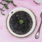 Salsa alla menta e prezzemolo ( ti bastano solo 10 minuti ) La foto raffigurante la fresca salsa alla menta e prezzemolo