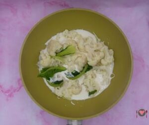 Cavolfiore gratinato in padella ( lo gusti in 25 minuti ) La foto raffigurante il cavolfiore tuffato nella besciamella, per la preparazione del cavolfiore gratinato in padella