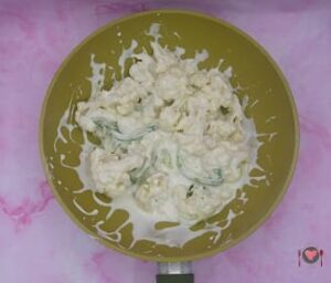 Cavolfiore gratinato in padella ( lo gusti in 25 minuti ) La foto raffigurante il cavolfiore spolverato con il formaggio grattugiato, per la preparazione del cavolfiore gratinato in padella
