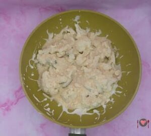 Cavolfiore gratinato in padella ( lo gusti in 25 minuti ) La foto raffigurante il cavolfiore spolverato con il pane grattugiato, per la preparazione del cavolfiore gratinato in padella