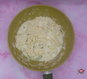 Cavolfiore gratinato in padella ( lo gusti in 25 minuti ) La foto raffigurante la fase finale che prevede una spolverata di pecorino, per la preparazione del cavolfiore gratinato in padella