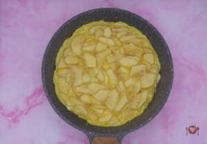 Frittata di mele ( irresistibile in soli 20 minuti ) La foto raffigurante la frittata coperta col coperchio e fatta rassodare, per la preparazione della frittata di mele