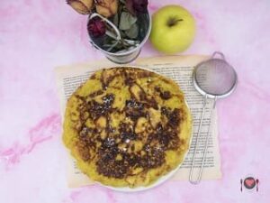 Frittata di mele ( irresistibile in soli 20 minuti ) La foto raffigurante la frittata di mele cotta e spolverata con zucchero a velo