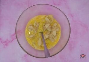 Frittata di mele ( irresistibile in soli 20 minuti ) La foto raffigurante il composto di uova e le mele, per la preparazione della frittata di mele