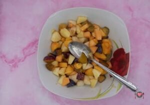 Macedonia di frutta con liquore ( la prepari in 10 minuti ) La foto raffigurante l'aggiunta del liquore, per la preparazione della macedonia di frutta con liquore