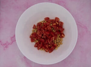 Pasta fredda con ceci ( spettacolare in 20 minuti ) La foto raffigurante i ceci e i pomodorini, per la preparazione della pasta fredda con ceci