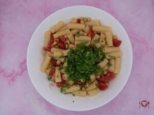 Pasta fredda con ceci ( spettacolare in 20 minuti ) La foto raffigurante l'aggiunta della rucola, per la preparazione della pasta fredda con ceci