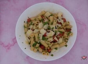 Pasta fredda con ceci ( spettacolare in 20 minuti ) La foto raffigurante l'aggiunta finale delle scaglie di formaggio, per la preparazione della pasta fredda con ceci