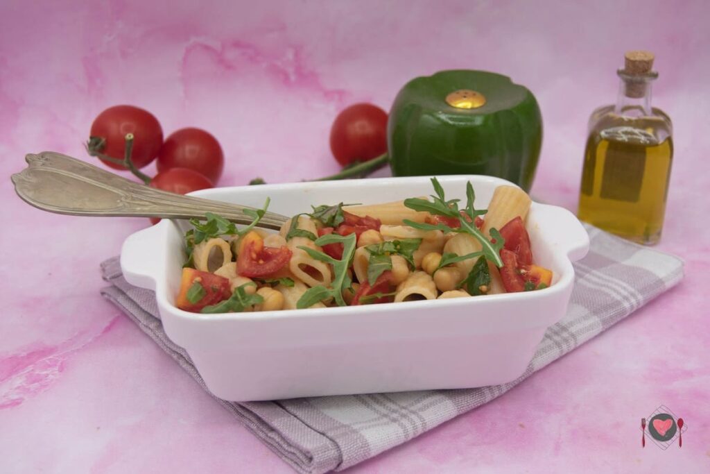 Pasta fredda con ceci ( spettacolare in 20 minuti ) La foto raffigurante la pasta fredda con ceci e pomodorini.