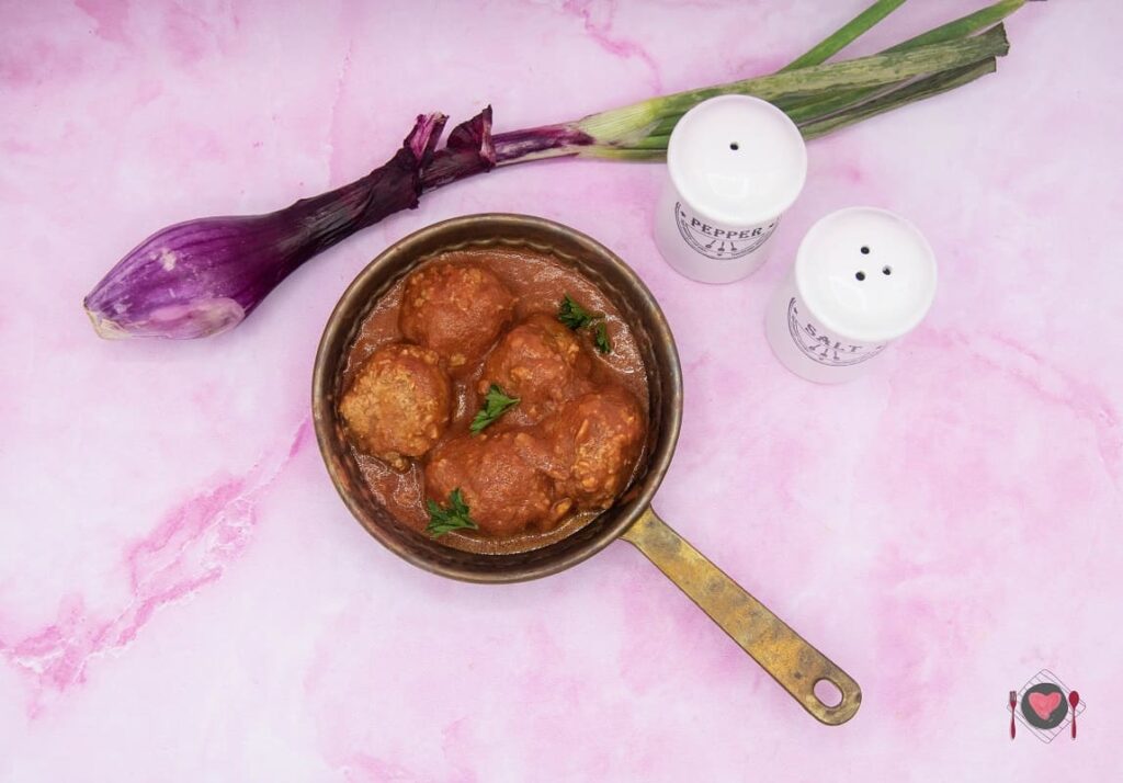 Polpette al sugo facili e veloci ( con 7 foto passo passo ) La foto raffigurante le polpette al sugo facili e veloci, senza latte.