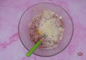 Polpette al sugo facili e veloci ( con 7 foto passo passo ) La foto raffigurante l'aggiunta dell'uovo, sale, pepe, formaggio grattugiato, per la preparazione delle Polpette al sugo facili e veloci