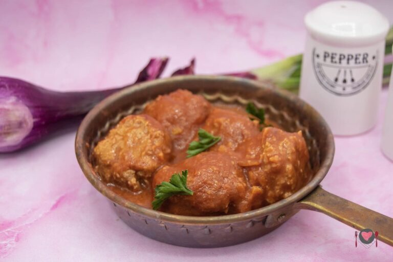 La foto raffigurante le polpette al sugo facili e veloci