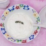 Yogurt all'aglio semplice ( bomba di gusto in 10 minuti ) La foto raffigurante lo yogurt all'aglio semplice e profumato