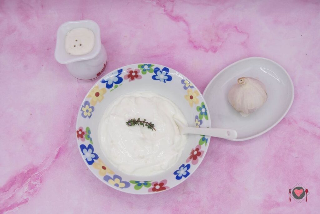 Yogurt all'aglio semplice ( bomba di gusto in 10 minuti ) La foto raffigurante la ricetta dello yogurt all'aglio semplice.
