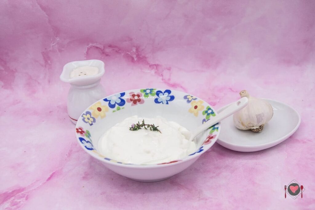 Yogurt all'aglio semplice ( bomba di gusto in 10 minuti ) La foto raffigurante lo yogurt all'aglio semplice, con aglio fresco.