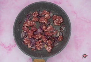 Frittata con salsiccia ( gusto esplosivo in 30 minuti ) La foto raffigurante la salsiccia sbriciolata, per la preparazione della frittata con salsiccia