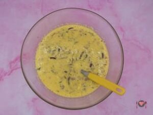 Frittata con salsiccia ( gusto esplosivo in 30 minuti ) La foto raffigurante l'aggiunta delle spezie e altri ingredienti, per la preparazione della frittata con salsiccia