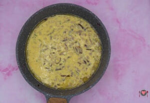 Frittata con salsiccia ( gusto esplosivo in 30 minuti ) La foto raffigurante il composto a base di uova versato in padella, per la preparazione della frittata con salsiccia