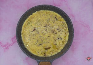 Frittata con salsiccia ( gusto esplosivo in 30 minuti ) La foto raffigurante la frittata cotta da un lato, per la preparazione della frittata con salsiccia