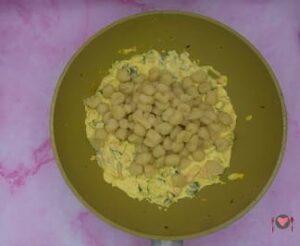 Gnocchi con salmone e zucchine ( spettacolari in 30 minuti ) La foto raffigurante gli gnocchi scolati e aggiunti nel sugo, per la preparazione degli gnocchi con salmone e zucchine