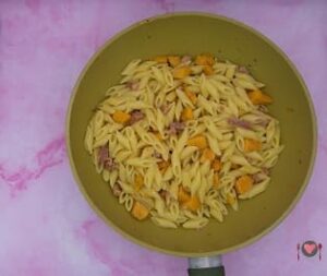 Pasta con la zucca e pancetta ( in 30 minuti ) La foto raffigurante l'aggiunta del pepe e l'acqua di cottura, per la preparazione della pasta con la zucca e pancetta