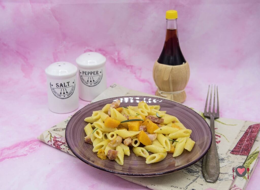 Pasta con la zucca e pancetta ( in 30 minuti ) La foto raffigurante il piatto autunnale della pasta con la zucca e pancetta.