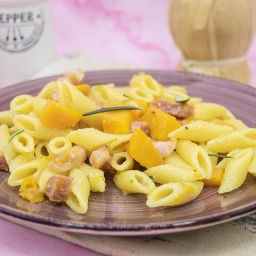 La foto raffigurante la pasta con la zucca e pancetta