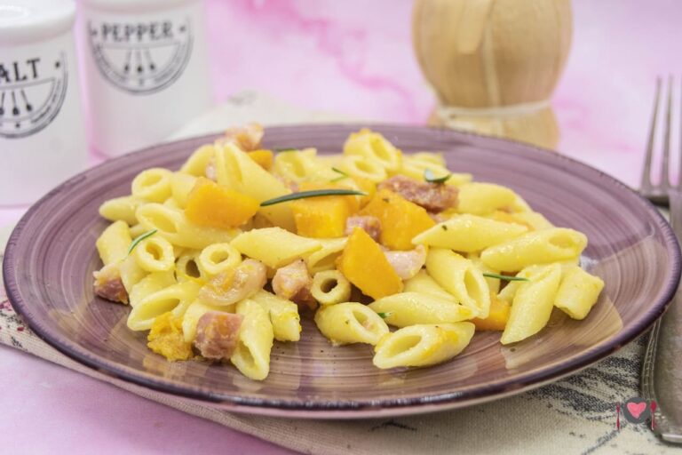 La foto raffigurante la pasta con la zucca e pancetta