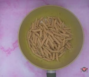 Pasta funghi e tonno ( genialità in 35 minuti ) La pasta vewrsta nel sugo, per la preparazione della pasta funghi e tonno