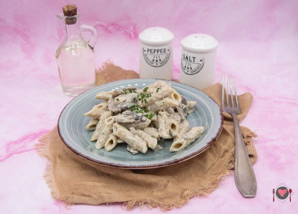 Pasta funghi e tonno ( genialità in 35 minuti ) La foto raffigurante la pasta funghi e tonno in scatola.