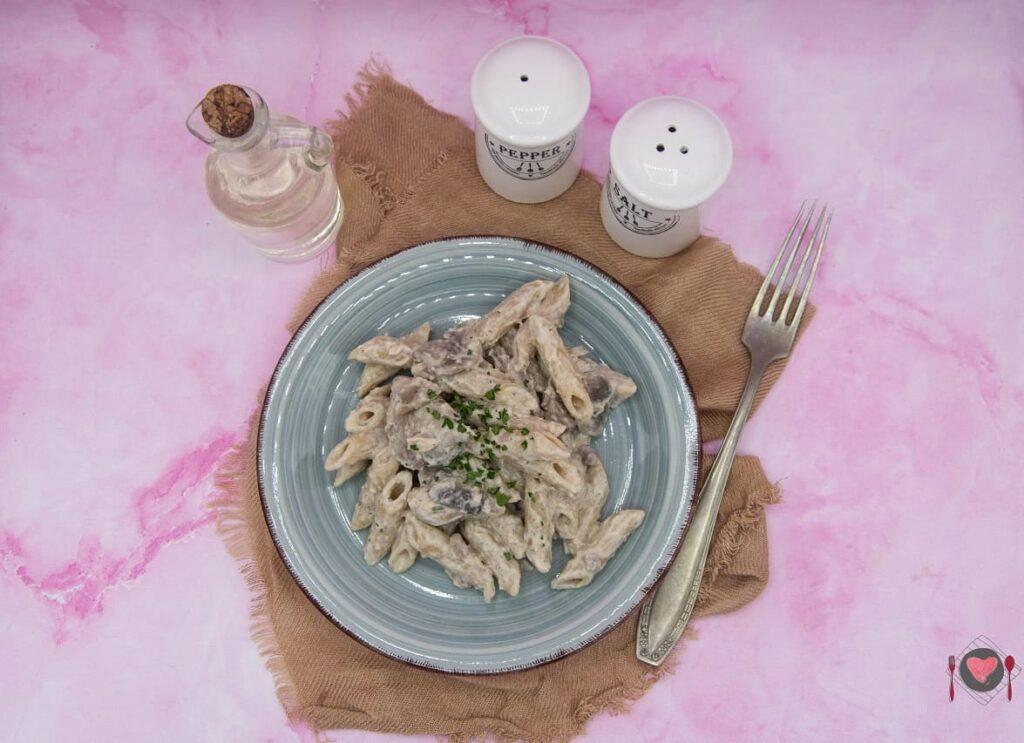 Pasta funghi e tonno ( genialità in 35 minuti ) La foto raffigurante la pasta funghi e tonno in bianco.