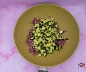 Pasta speck e zucchine ( irresistibile in 40 minuti ) La foto raffigurante l'aggiunta delle zucchine, per la preparazione della pasta speck e zucchine
