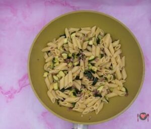 Pasta speck e zucchine ( irresistibile in 40 minuti ) Pasta speck e zucchine ( irresistibile in 40 minuti )