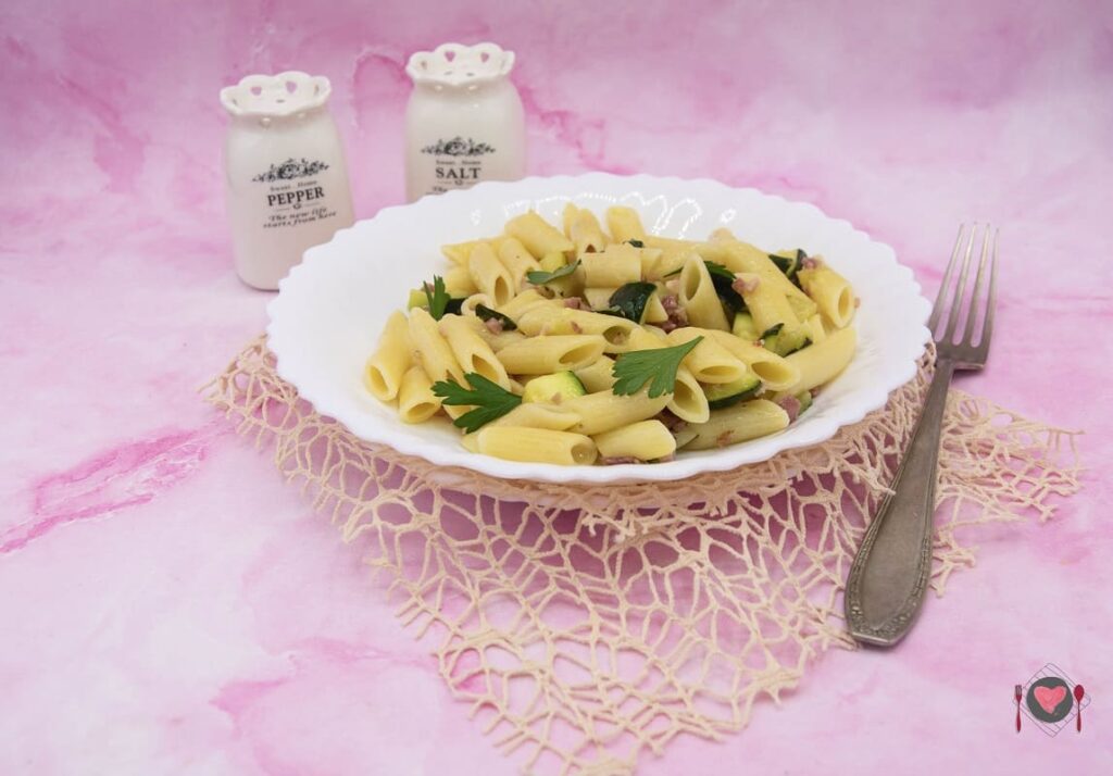 Pasta speck e zucchine ( irresistibile in 40 minuti ) La foto raffigurante la pasta speck e zucchine facile.